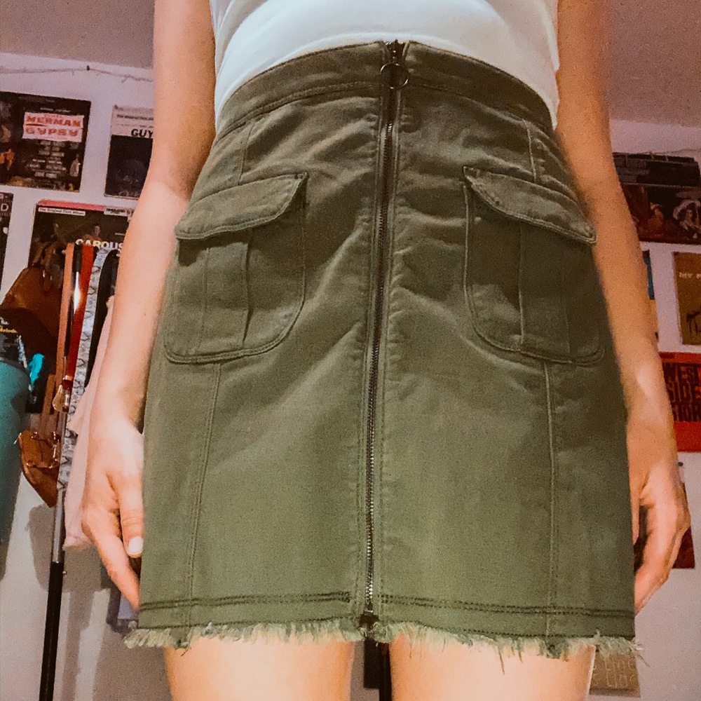 💗 3/$20 Hollister army green cargo skirt
